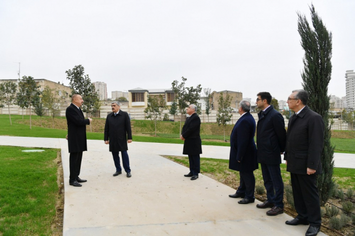 Staatspräsident Ilham Aliyev inspiziert Straßenbauarbeiten im Yasamal Rayon von Baku 