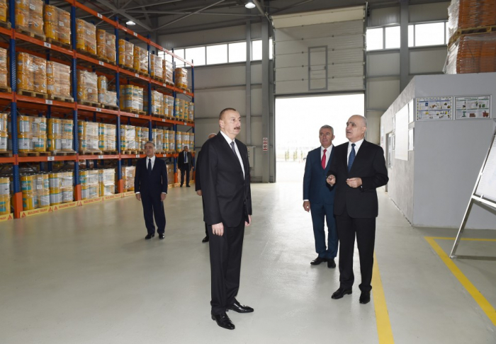 Präsident Ilham Aliyev weiht Anlage für Herstellung von chemischen Baustoffen im Sumgait Chemieindustriepark ein