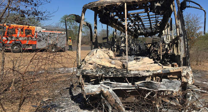 Hasta 40 muertos al incendiarse un autobús al sur de Zimbabue