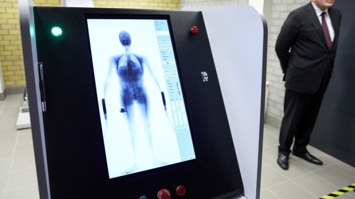 Misstrauen führt Chinesin durch Röntgenprüfgerät für Gepäck