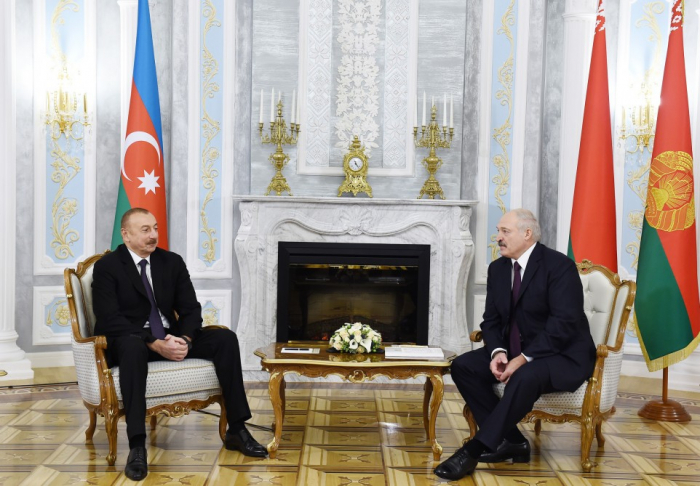 Presidentes de Azerbaiyán y Bielorrusia celebran reunión cara a cara