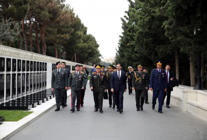 Generalstabschefs von türkischen und georgischen Streitkräften besuchen Märtyrerallee in Baku