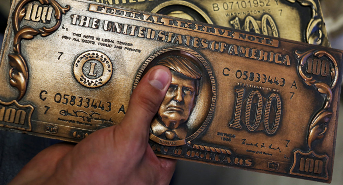 Stark unter Druck: Warum der US-Dollar ins Taumeln gerät