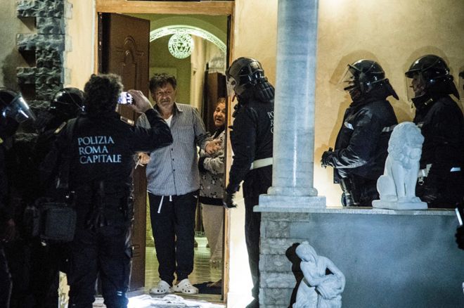 Rome police seize eight Casamonica mafia villas