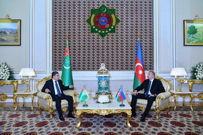 Staatpräsident Ilham Aliyev und Präsident Gurbanguly Berdimuhamedow treffen sich unter vier Augen