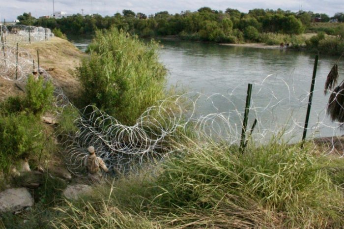 US troops limited to batons on Mexico border