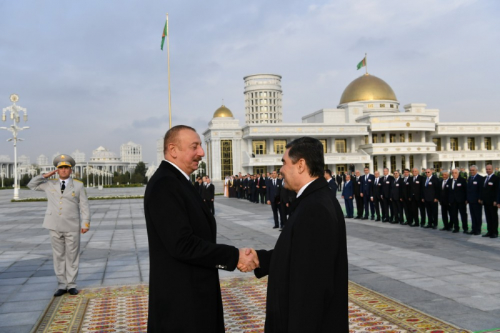 Se realiza la ceremonia oficial de bienvenida al presidente Ilham Aliyev en Turkmenistán