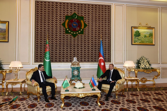 Azerbaijani, Turkmen presidents hold one-on-one meeting