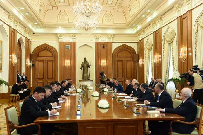 Presidents of Azerbaijan, Turkmenistan hold expanded meeting