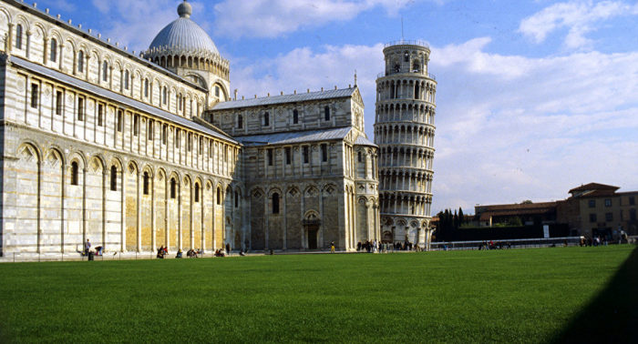 Turm von Pisa beginnt, sich aufzurichten