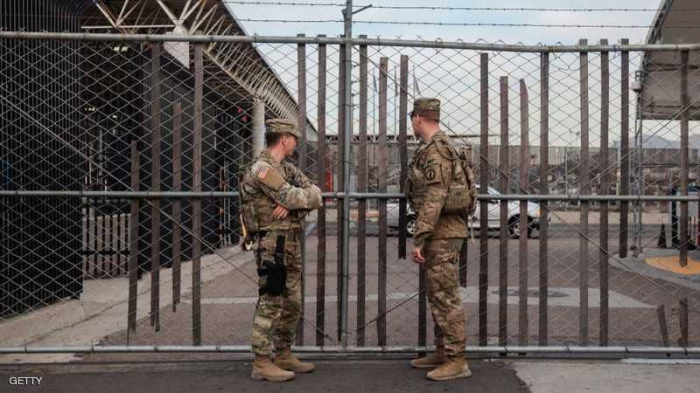 الجيش الأميركي يعزز الجدار الحدودي مع المكسيك بأسلاك شائكة