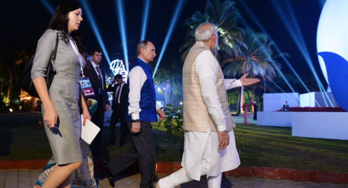 بالفيديو... رئيس الوزراء الهندي يأخذ بوتين بالأحضان