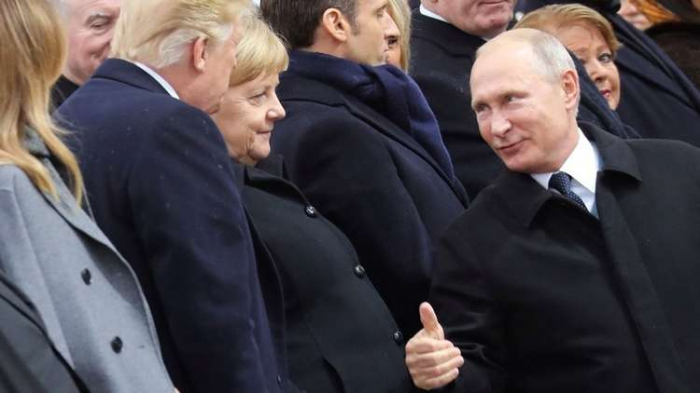 لغة الإشارة بين بوتين وترامب في باريس