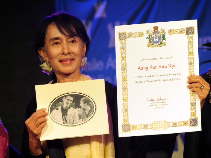 Amnesty strips Aung San Suu Kyi of human rights award for 
