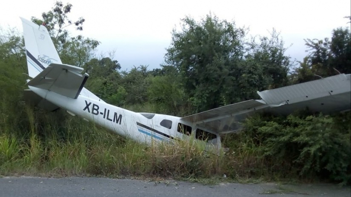 México: Una avioneta se desploma en una carretera y mata a dos personas