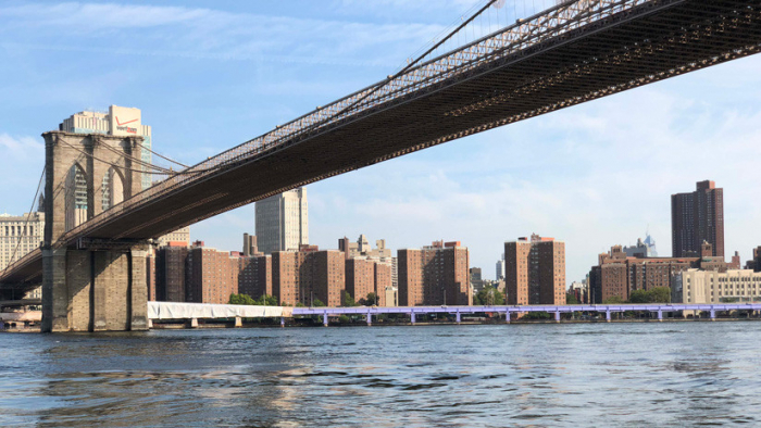 Un incendio masivo en el puente de Brooklyn causa un muerto y múltiples choques de vehículos