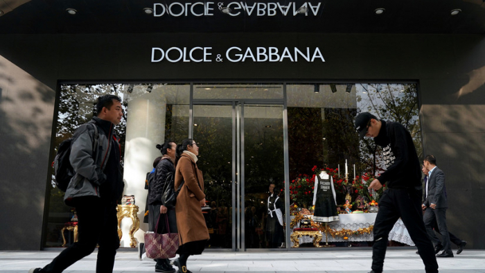Las tiendas chinas boicotean productos de Dolce & Gabbana tras el escándalo 