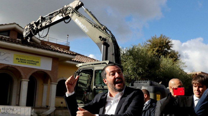 Salvini takes dig at organized crime … by wrecking mafia villa -VIDEO