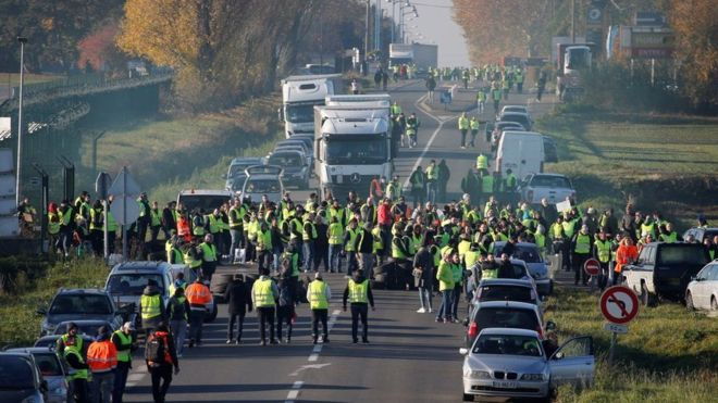 احتجاجات فرنسا: وفاة متظاهرة مع بدء حركة "السترات الصفراء"