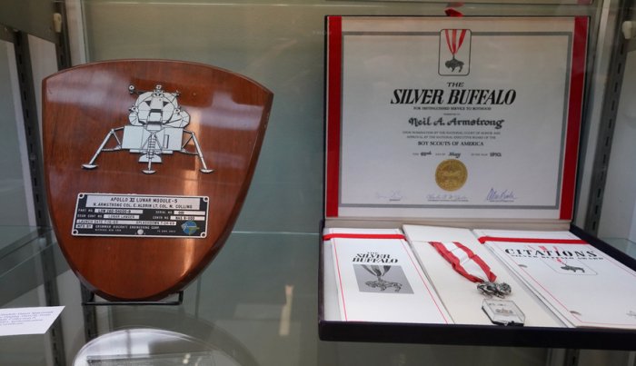 Une plaque souvenir du premier voyage sur la Lune vendue 468.500 dollars