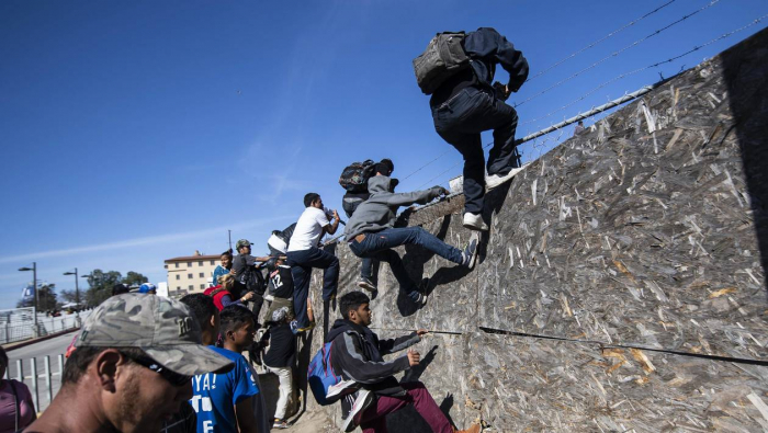 Des migrants tentent de franchir la frontière américaine