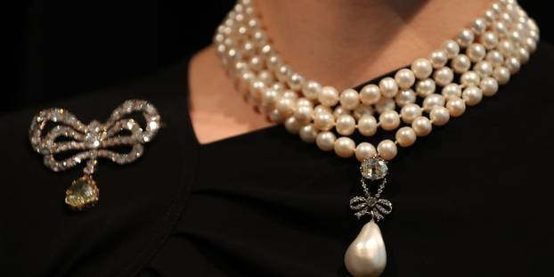Un pendentif de Marie Antoinette adjugé 36 millions de dollars