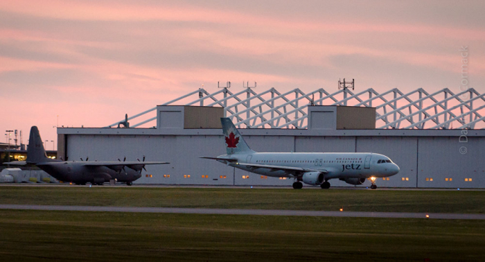 Dos aviones chocan sobre la capital de Canadá