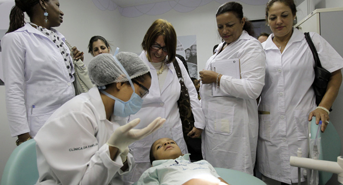 Continúa retorno a la isla de médicos cubanos procedentes de Brasil