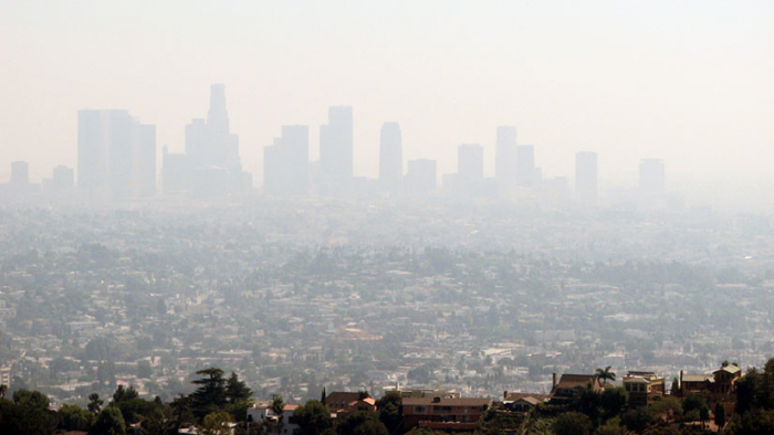 Nueva amenaza tras las llamas: En California se respira hoy el aire más tóxico del mundo