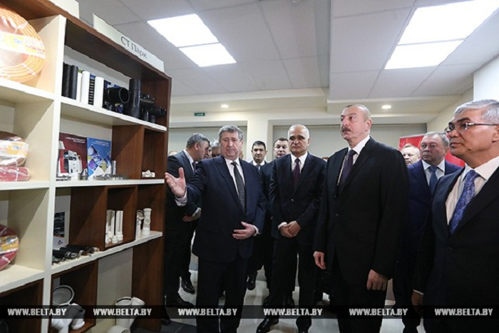 Ilham Aliyev se familiariza con la Casa de Comercio de Azerbaiyán en Minsk