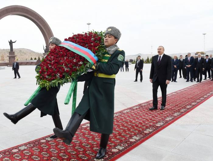 Ilham Aliyev visita el complejo conmemorativo en Ashgabat