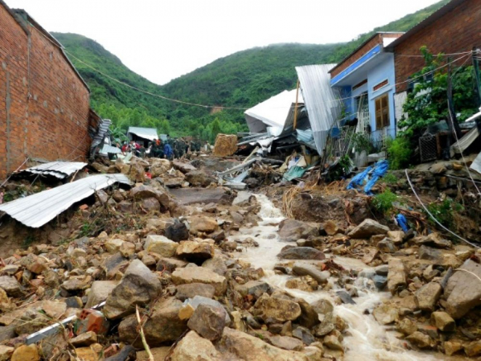 Vietnam: au moins 12 morts dans des inondations et glissements de terrain