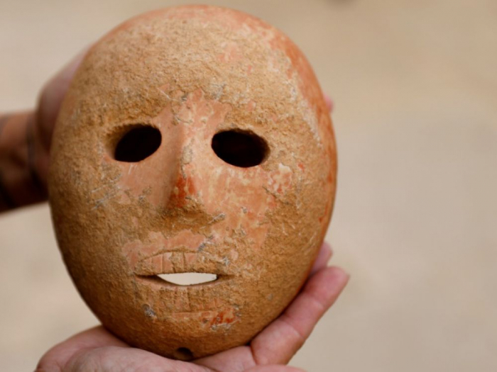Les archéologues israéliens présentent un rare masque vieux de 9.000 ans