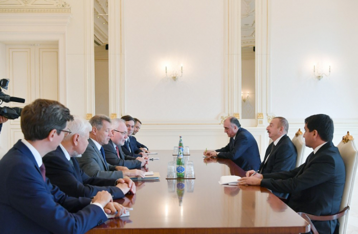 Ilham Aliyev recibió a los coponentes 