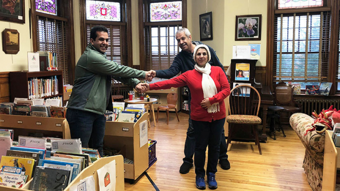 Entre EE.UU. y Canadá: Familias iraníes separadas se reúnen en una biblioteca en la frontera