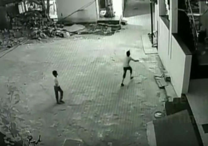 Un niño salva accidentalmente al amigo que se precipitó desde un edificio