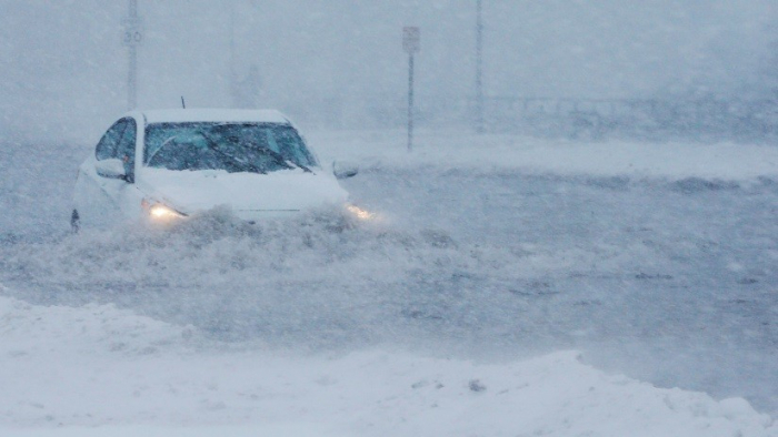 Fuerte tormenta de nieve provoca el caos en carreteras y aeropuertos de EE.UU.