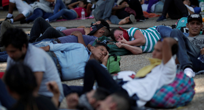 Migrantes buscan transportes y otros esperan reapertura de frontera sur mexicana