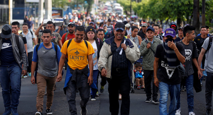 Cientos de migrantes llegan a Tijuana en la frontera de México con EEUU