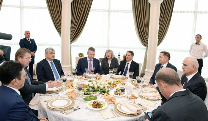 Novruz Mammadov asiste a la comida junto con su homólogo
