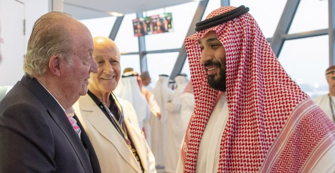 Rechazo en España a foto del rey emérito junto a Mohamed bin Salman