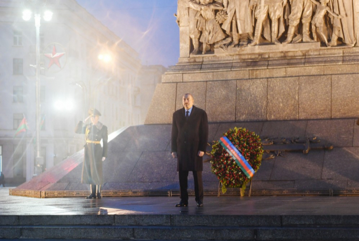 الرئيس إلهام علييف يزور ميدان "النصر" في مينسك