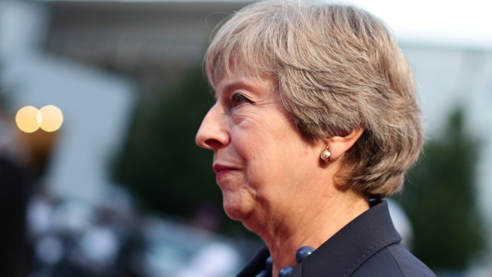 Theresa May, sous pression, se rend à Bruxelles pour boucler le Brexit