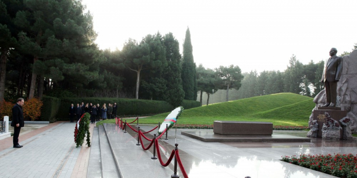   Serbian Deputy PM pays respect to national leader Heydar Aliyev and Azerbaijani martyrs  