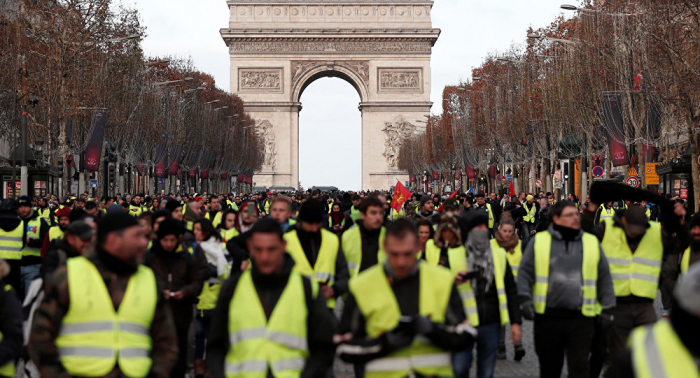    “Sarı jiletlilər” Fransada 43 min nəfəri işsiz qoydu   