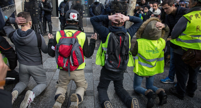 اشتباكات بين الشرطة ومحتجي "السترات الصفراء" في باريس