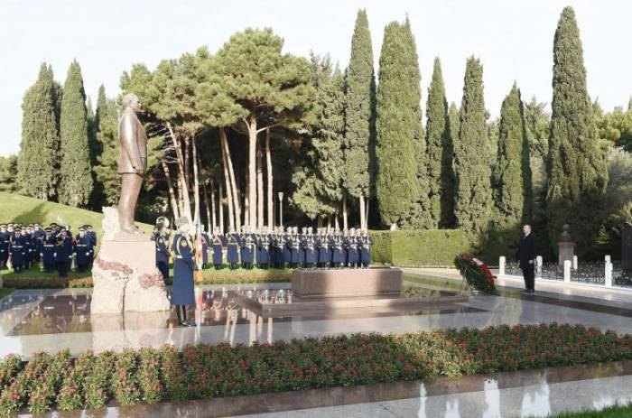 الرئيس الهام علييف يزور قبر حيدر علييف