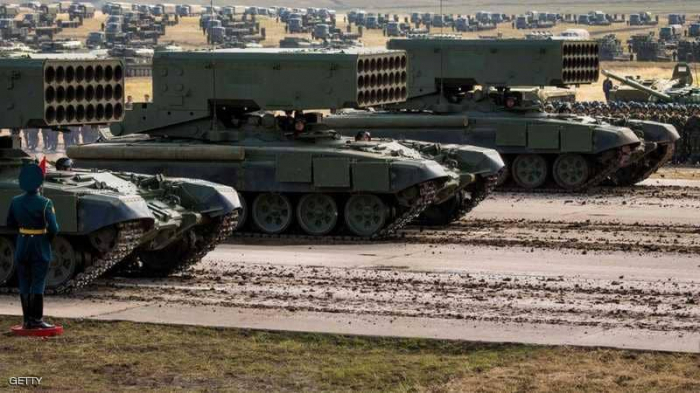 روسيا تحشد قواتها.. ورئيس أوكرانيا "قلق بشدة"