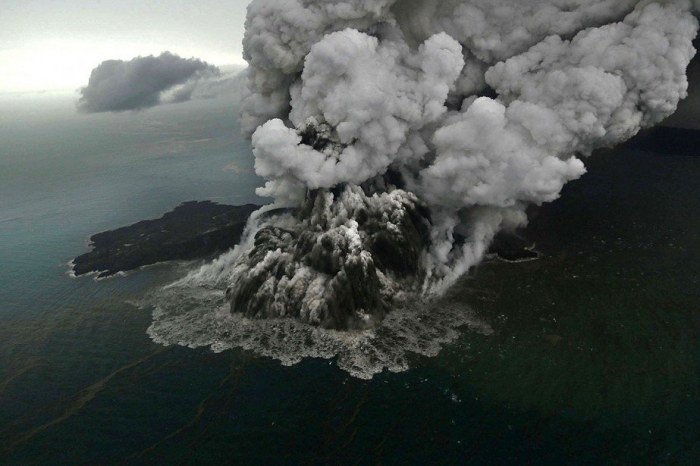  إندونيسيا ترفع التحذير من بركان أناك كراكاتاو إلى المستوى الثاني