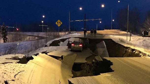 Schweres Erdbeben in Alaska beschädigt Häuser und Straßen